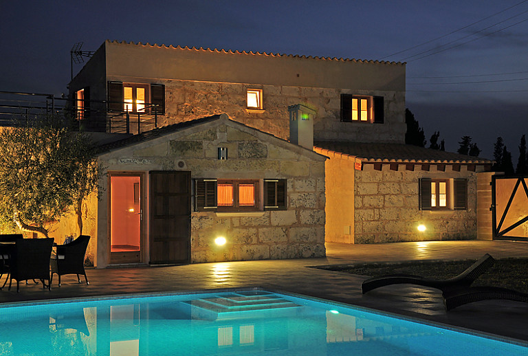 Ferienhaus Beleuchtung Pool Abendhimmel