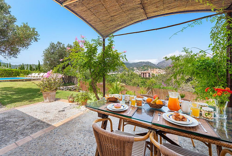 Garten Terrasse Gartenmoebel Ausblick Pflanzen