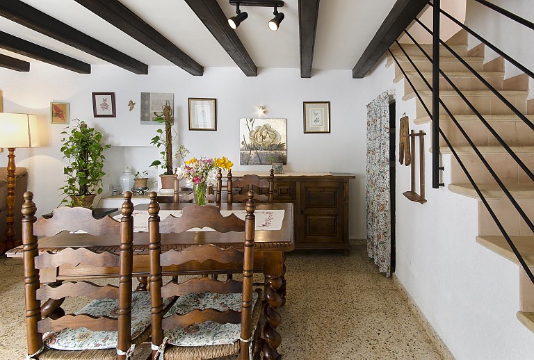Esstisch Stühle Treppe Bilder Kommode Lampe