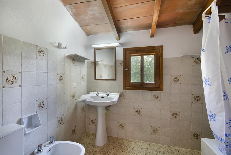 Bad WC Waschbecken Spiegel Dusche Fenster