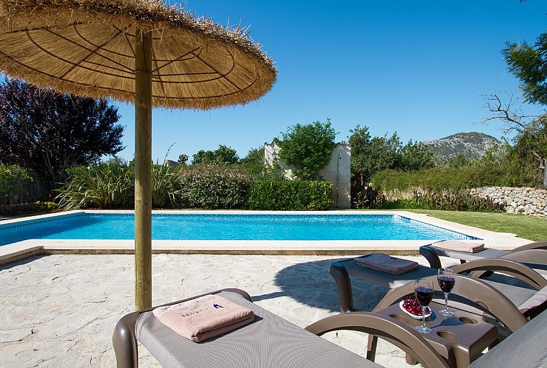 Poolbereich Rasen Sonnenliegen Sonnenschirm Gartenmoebel Hecken Terrasse