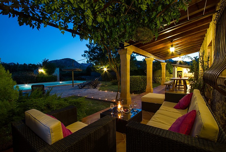 Gartenbereich Rasen Pflanzen Terrasse Holzbaenke Holztisch