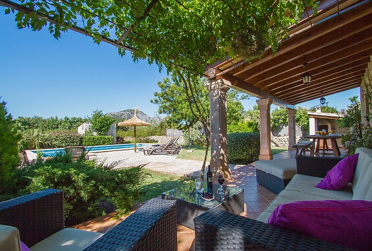 Aussenbereich Gartenmoebel Pool Terrassse Pflanzen Sonnenliegen Sonnenchirm