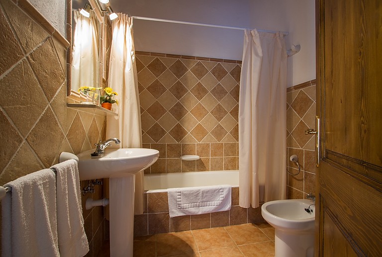 Bad Badewanne Waschbekcen Spiegel