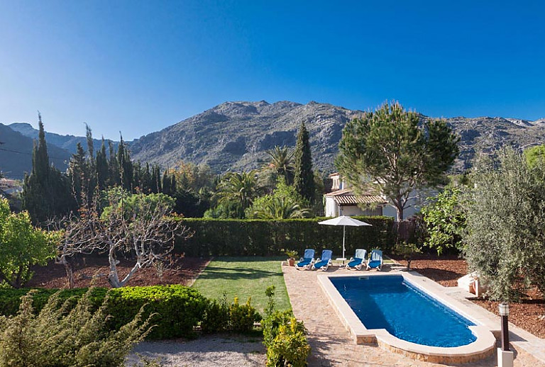 Finca Pool Garten Bergblick Himmel