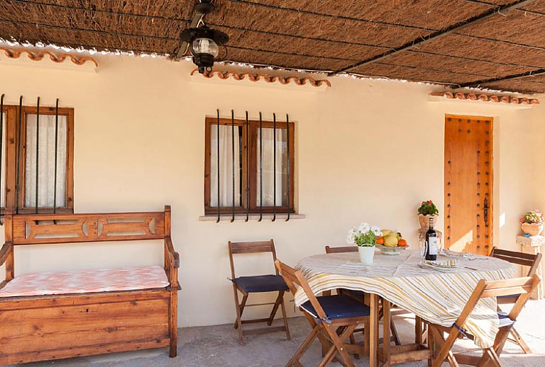 Terrasse Überdachung Tisch Stühle Tischdecke Geschirr Bank