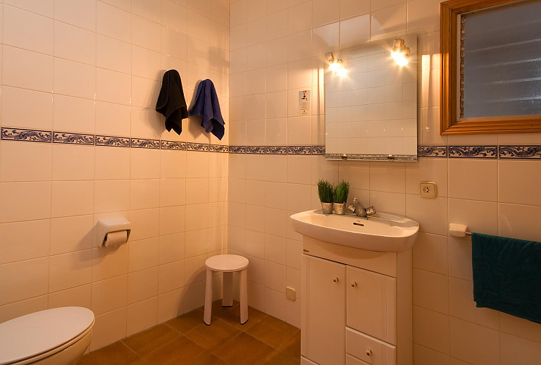 Bad Spiegel Waschbecken Fenster Handtuchhalter WC