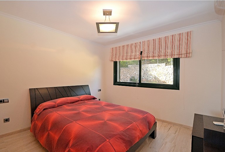 Doppelbett Fenster Schrank Lampe