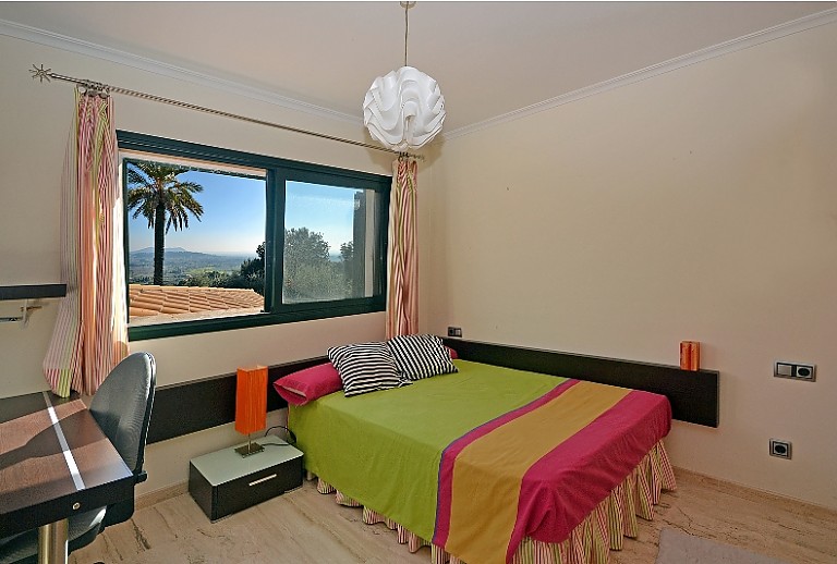 Schlafraum Bett Schreibtisch Fenster