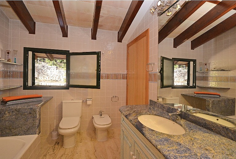 Badewanne WC Fenster Spiegel Waschtisch