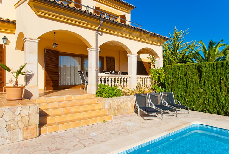 Pool Hecke Terasse Treppe Sonnenliegen