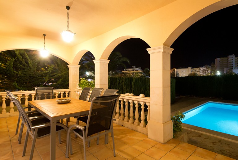 Terrasse Abendbeleuchtung Tisch Stühle Pool