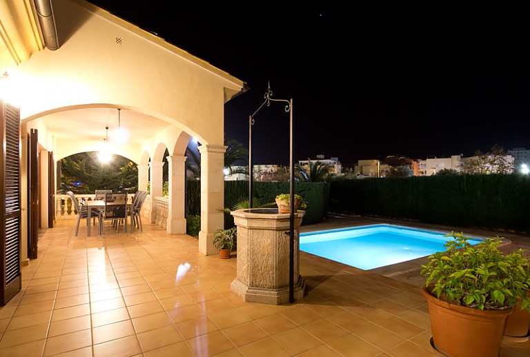 Terrasse Beleuchtung Abendhimmel Pool Brunnen Topfpflanze