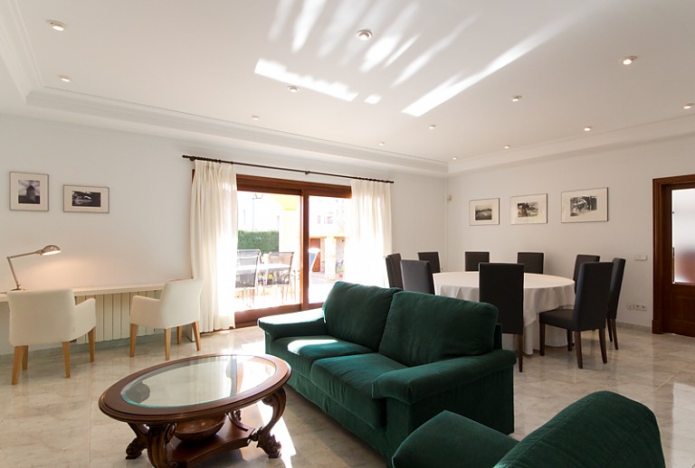 Wohnzimmer Couchtisch Sofas Esstisch Stühle