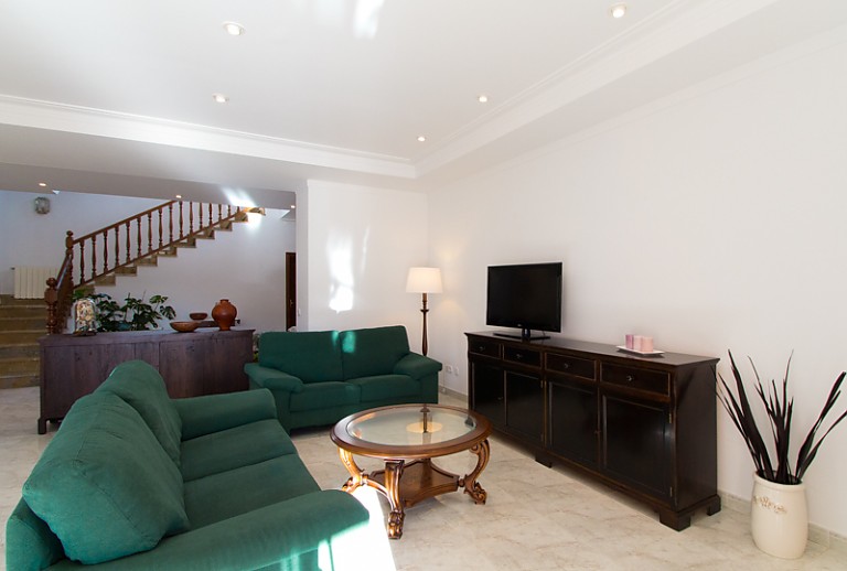 Couch Tisch Kommode Fernseher Treppe Stehlampe