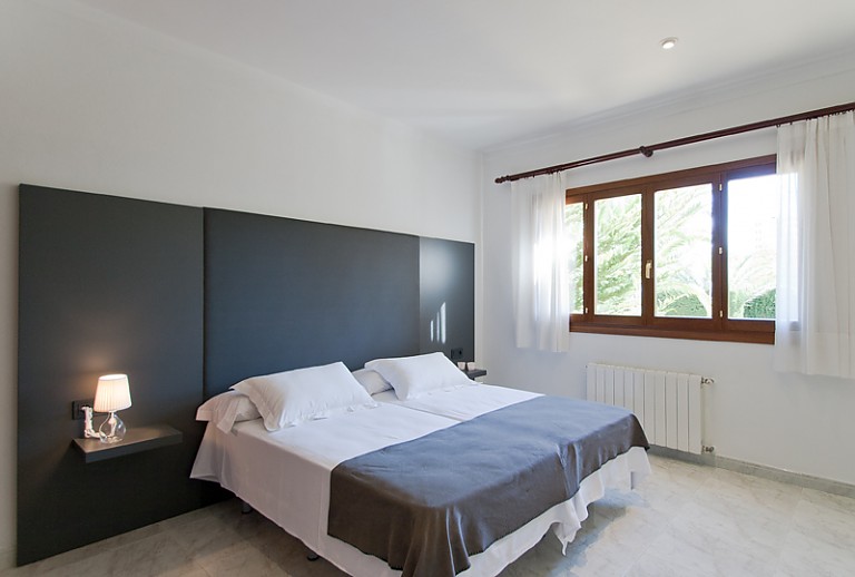 Doppelbett Fenster Nachttisch Lampe