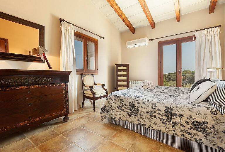 Schlafzimmer Doppelbett Kommode Spiegel Glastuer Stuhl