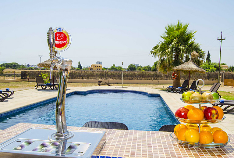 Bar Zapfhahn Pool Sonnenschirm Himmel