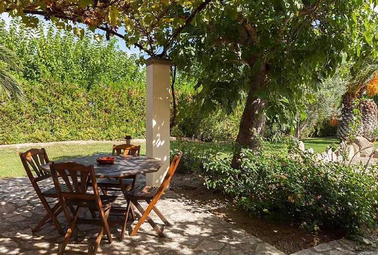 Essecke Gartentiscch Stühle Pergola Büsche