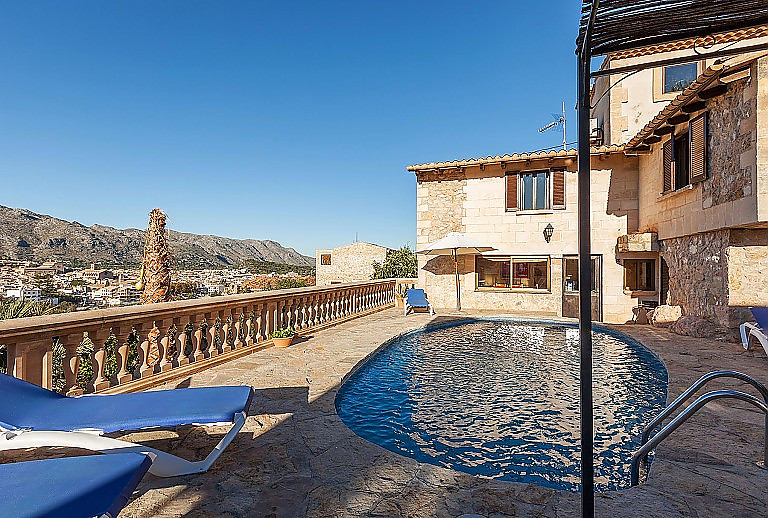 Terrasse Geländer Pool Aussicht Himmel Steinhaus