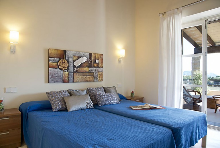 Schlafzimmer Betten Nachttische Wandleuchten Glastuer Terrasse