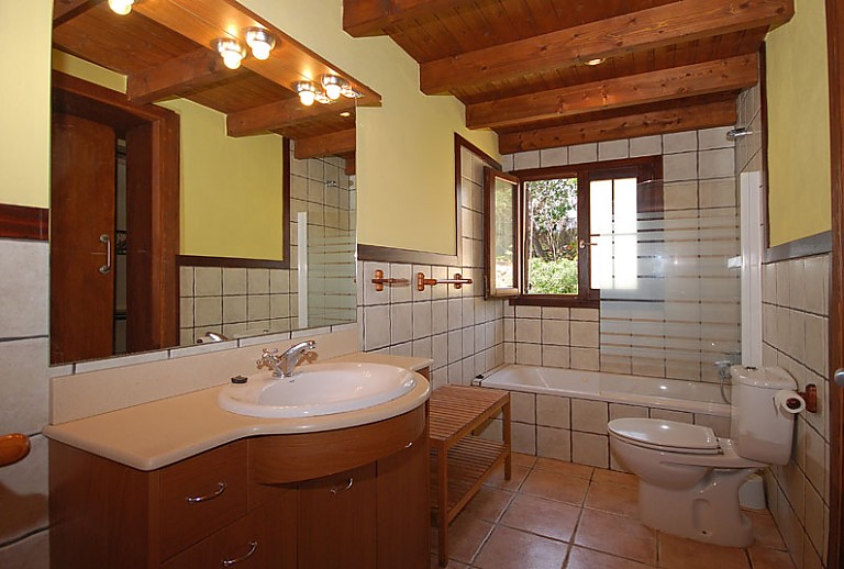 Badezimmer Wanne Fenster WC Spiegel