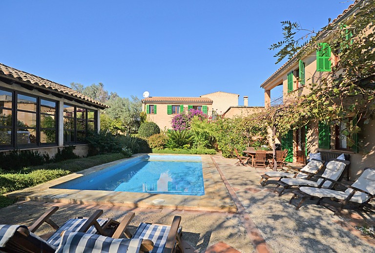 Ferienhaus Poolliegen Pool Schatten Himmel