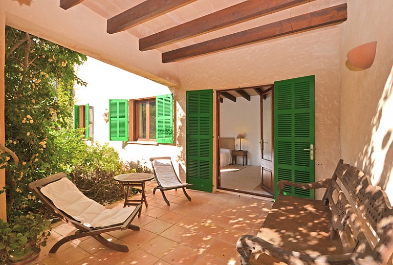 Terrasse Liegestühle Vordach Schatten