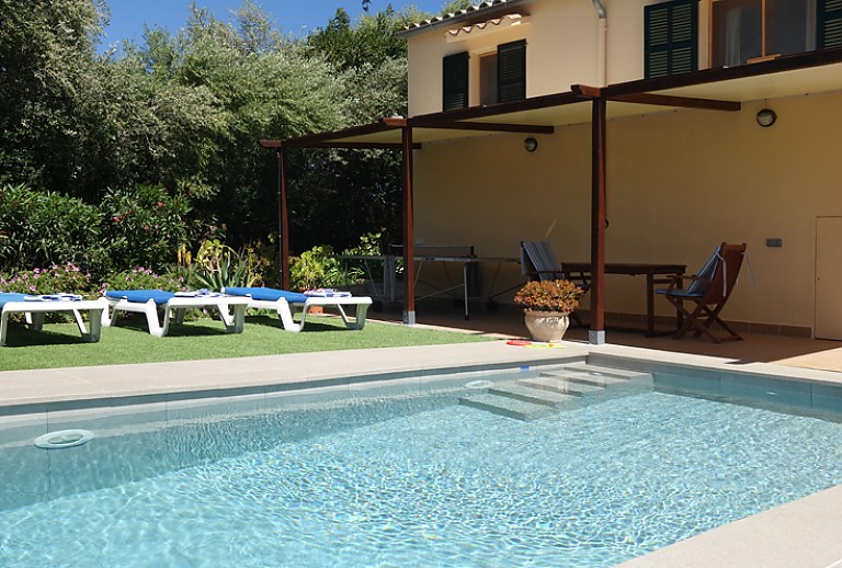 Finca Mallorca Pollenca 4 Personen Pool Sonnenliegen Rasen Pflanzen Gartenmoebel