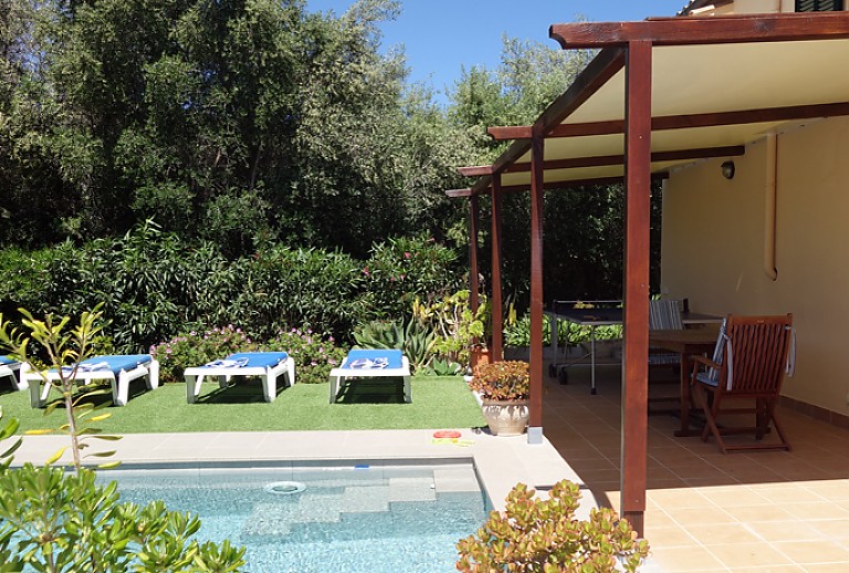Aussenbereich Pool Sonnenliegen Gartentisch Stuehle Rasen