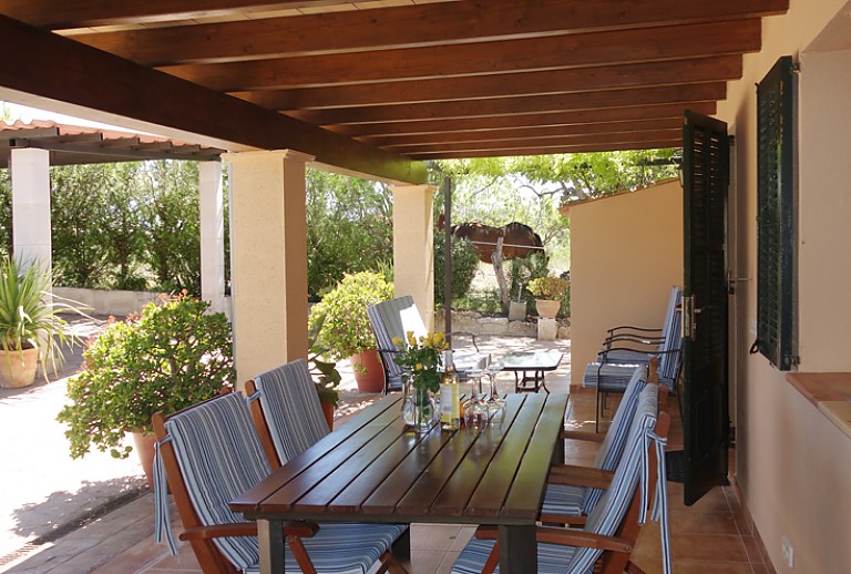 Terrasse Liegestuehle Tische Gartenstuehle Pflanzen