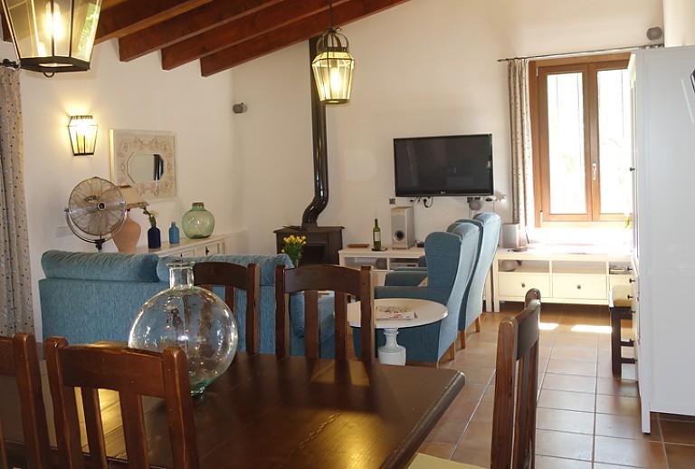 Wohnzimmer Sofas Couchtisch Essbereich Tisch Stuehle Deckenbalken Kueche