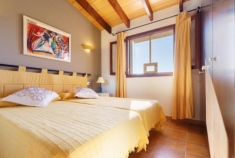 Schlafzimmer Betten Fenster Kleiderschrank Bild
