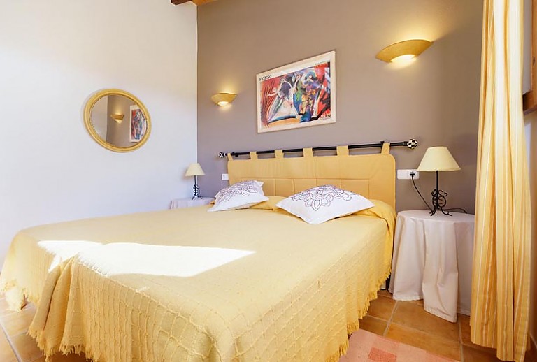 Schlafzimmer Doppelbett Nachttisch Lampe Wandspiegel