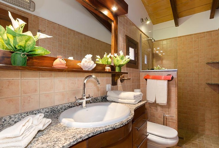 Badezimmer Dusche WC Waschbecken Spiegel