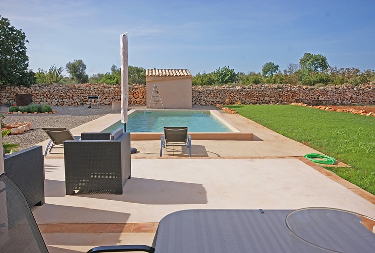 Sonnenliegen Gartenmöbel Mauer Bäume Pool