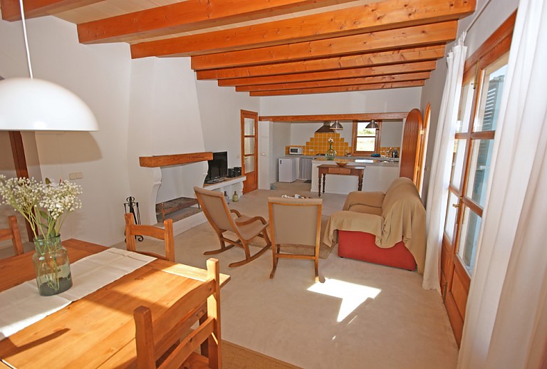 Wohnraum Tisch Sessel Couch Kamin