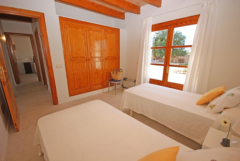 Schlafzimmer Betten Schrank Terrassentür