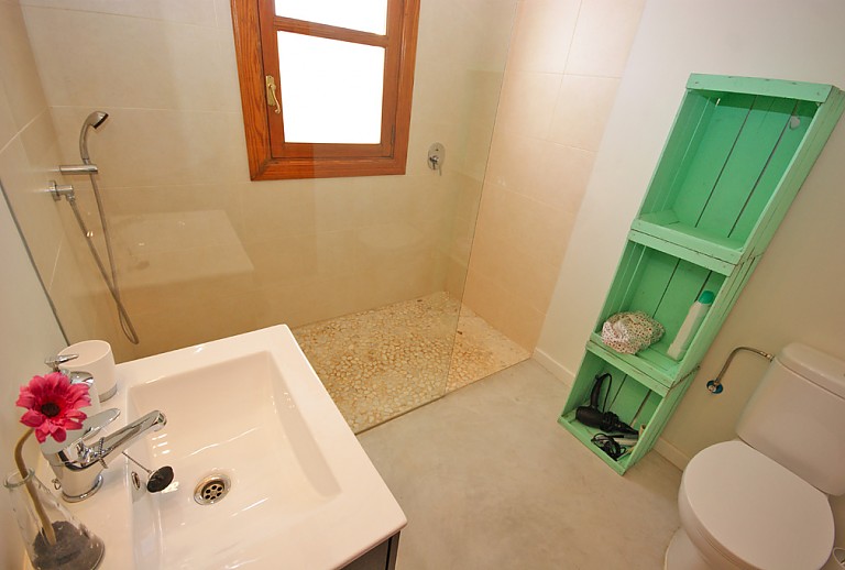 Badschrank Waschbecken Dusche Fenster