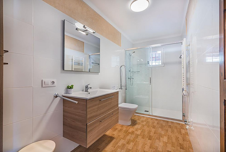 Badezimmer Dusche Wanne Waschbecken Spiegel WC Bidet Fenster