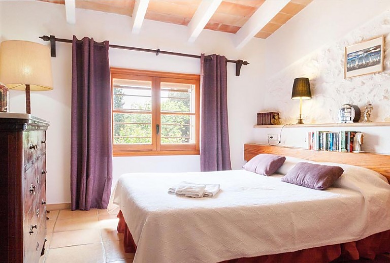 Schlafzimmer Doppelbett Fenster Vorhänge