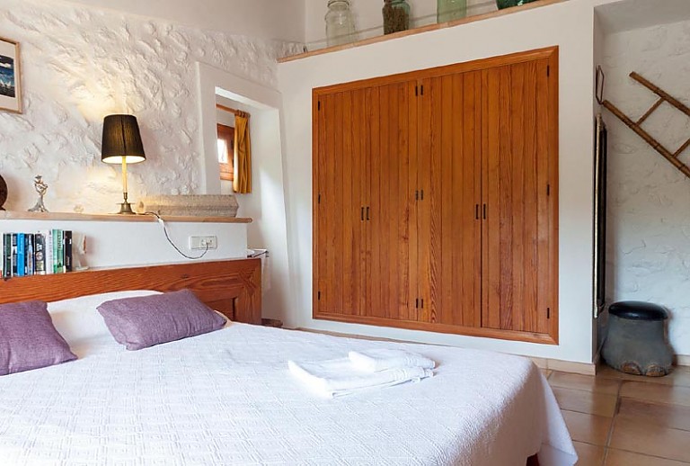 Doppelbett Schrank Fenster Lampe