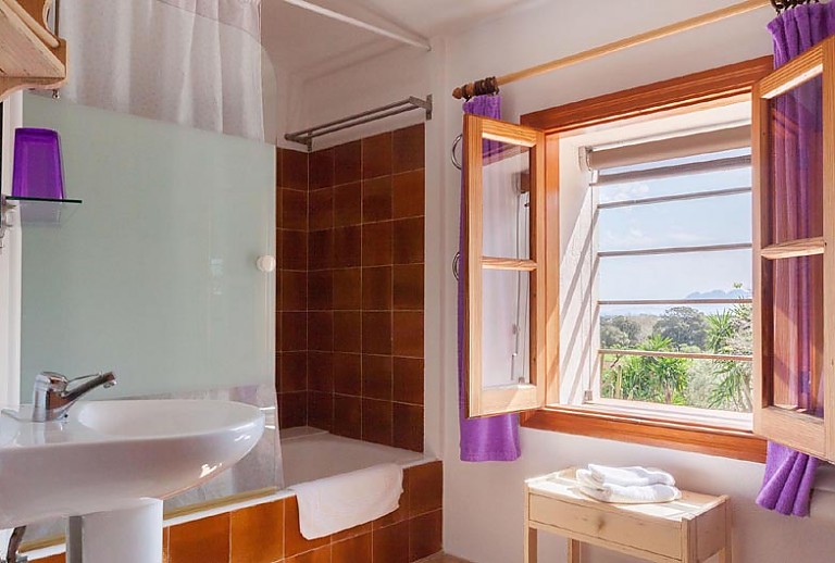 Badezimmer Fenster Waschbecken Regal