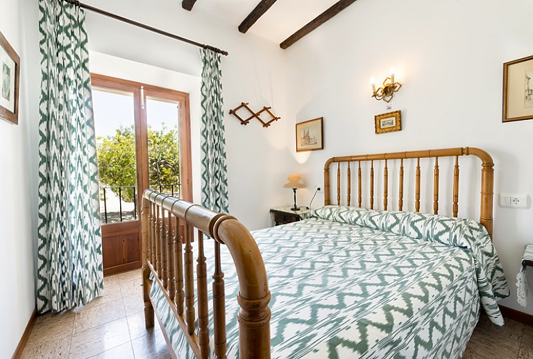 Doppelbett Fenster Bilder Nachttisch
