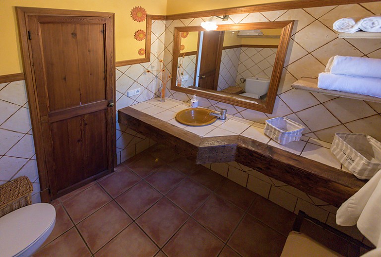 Badezimmer WC Waschbecken Spiegel