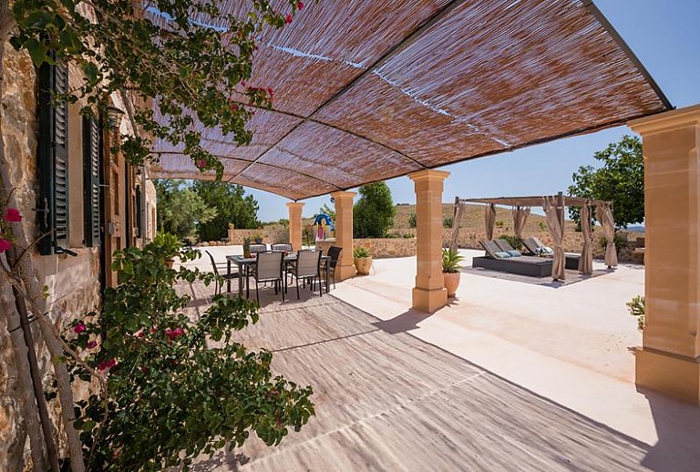 Landhaus Vordach Terrasse Pflanzen