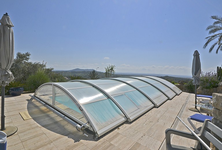 Weitblick Pool Palmen Sonnenschirm