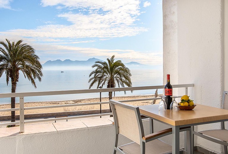 Balkon mit Meerblick und Esstisch mit Stühlen