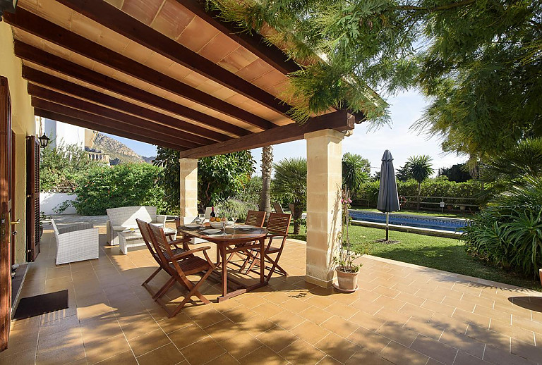 Terrasse mit Vordach und Gartenmöbeln