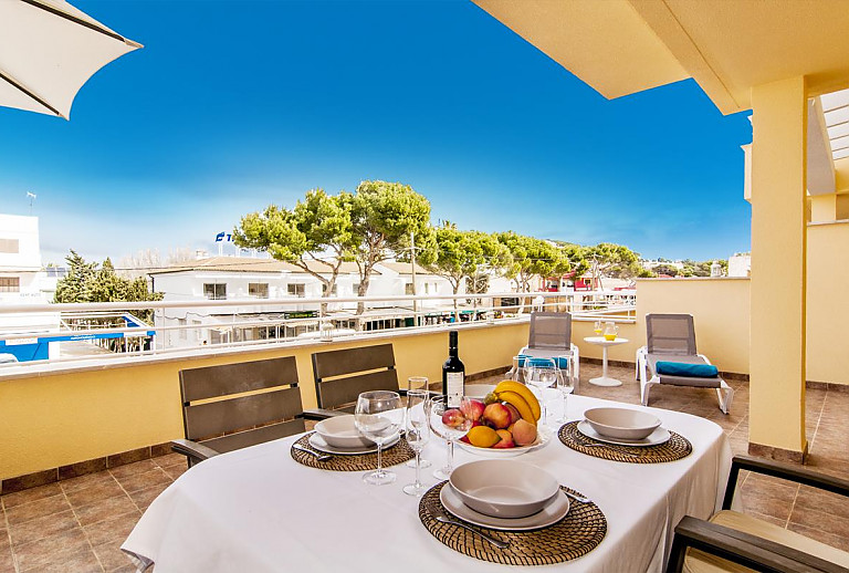 Terrasse der Ferienwohnung mit Weitblich und Esstisch